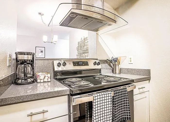 Modern Microsoft Redmond Campus Condo With Balcony