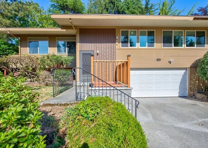 Stylish & Spacious Retreat In Downtown Bellevue
