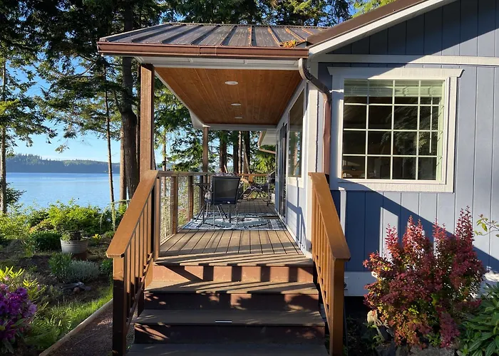 Puget Sound Chic Romantic Cottage With Private Beach Access & Gated Entry