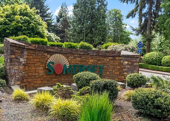 Spacious Stylish Modern Daylight Basement Retreat King Bed Office - Bellevue